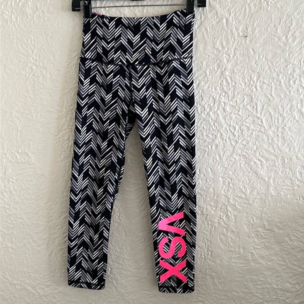 Victoria’s Secret VSX Black White Gray Geo Pattern Hot Pink Logo Crop Leggings